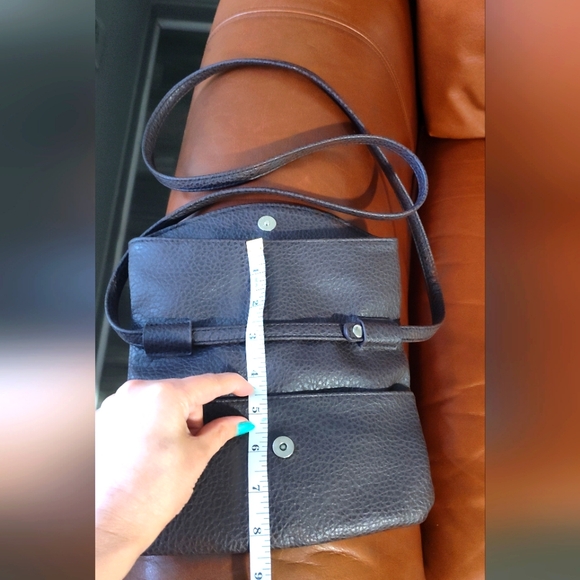 Signature weekend Leather sling bag - Picture 13 of 14